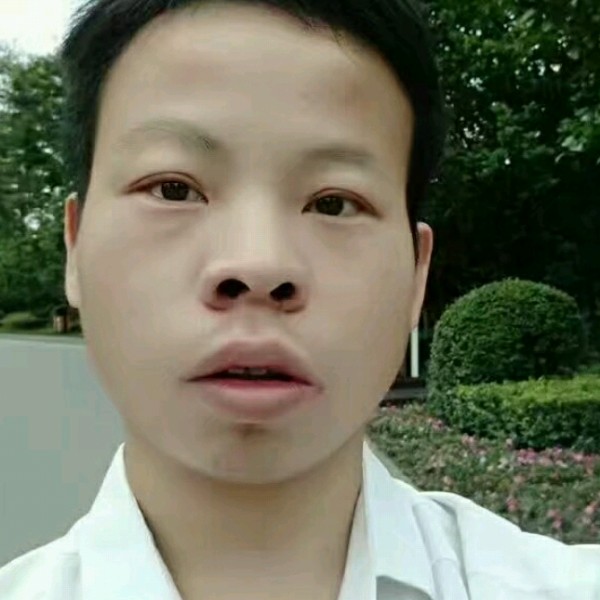 春媱微笑的照片