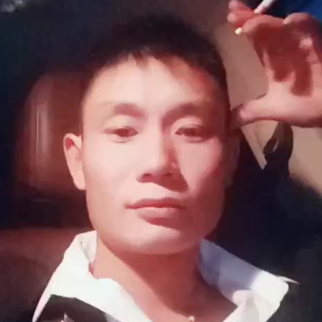 俊秀漫步早晨的照片