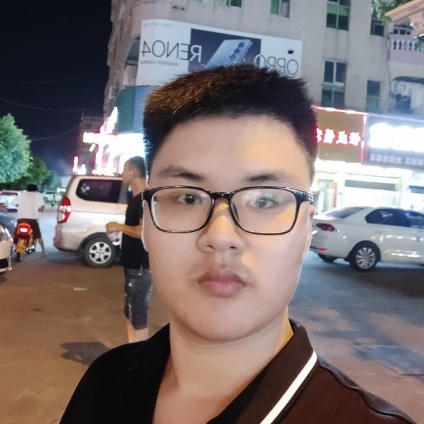呆萌的衬衫的照片