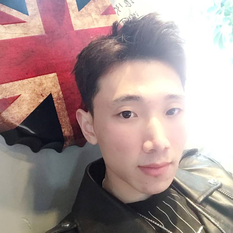 森槿有留胡子的照片