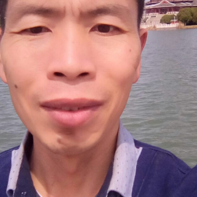翩飞浅吻秀发的照片