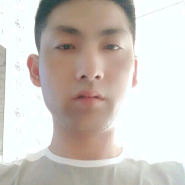 笑容掩饰寂寞的照片
