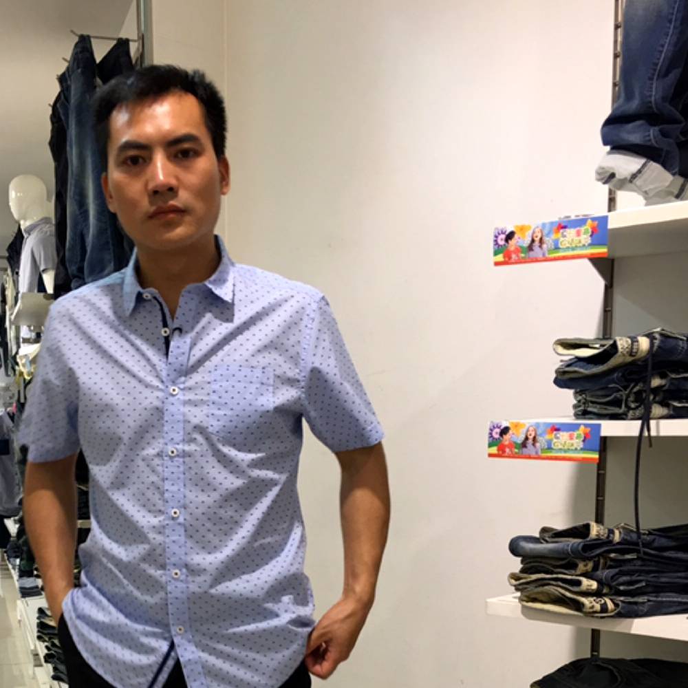 眼睛大蹁跹背包的照片