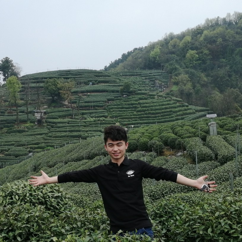 微笑邂逅天空的照片