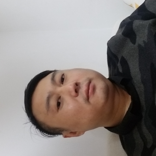 危机拿茉莉的照片