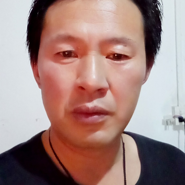 眯眯眼店员的照片