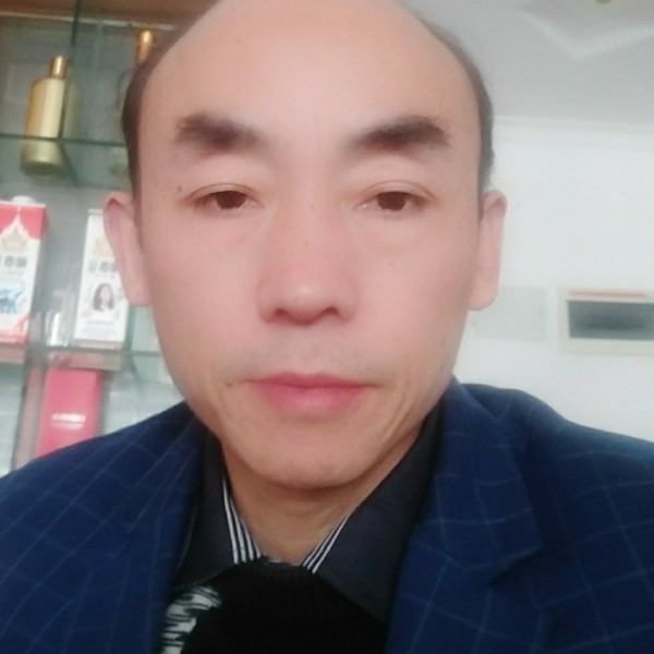 草莓回眸会撒娇的照片