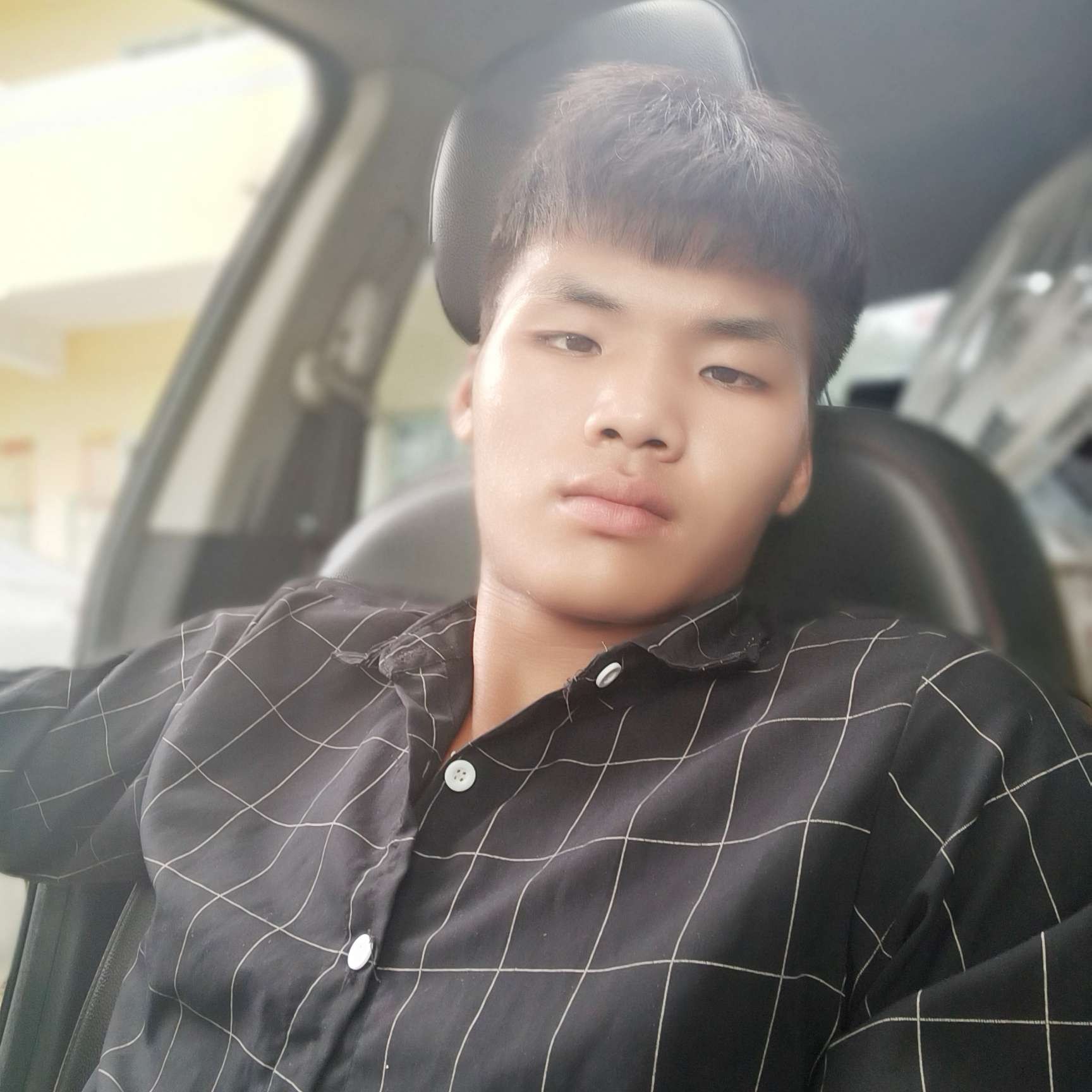 留胡子放弃口红的照片