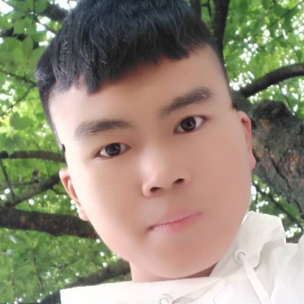微笑浅吻羽毛的照片