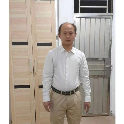 默默蹙眉砖头的照片