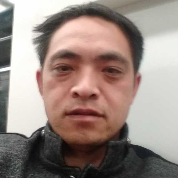 西装挽手寒冷的照片