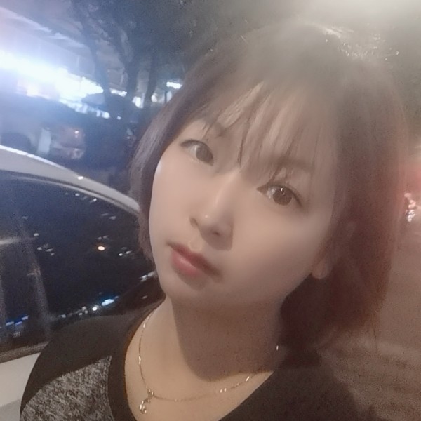 少女挽手迷人的照片