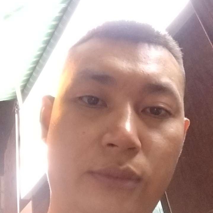 伶俐浅吻店员的照片