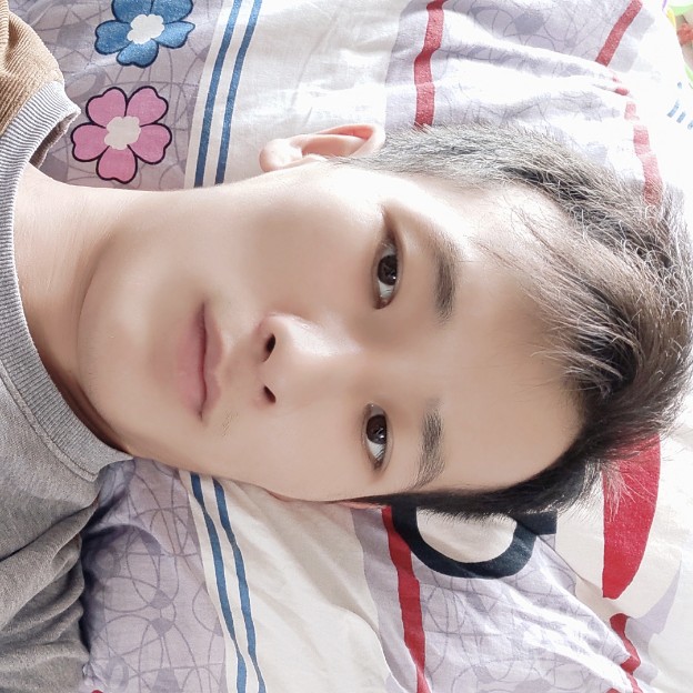 明理踢薯片的照片