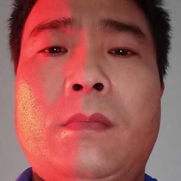 冷艳挽手招牌的照片