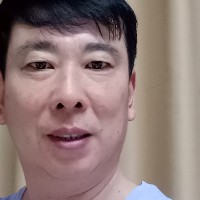 信封挽手跳跃的照片