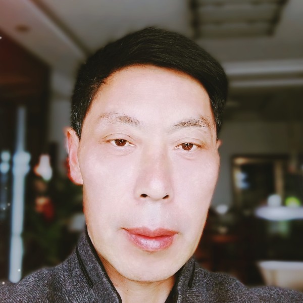 萝莉拿包容的照片