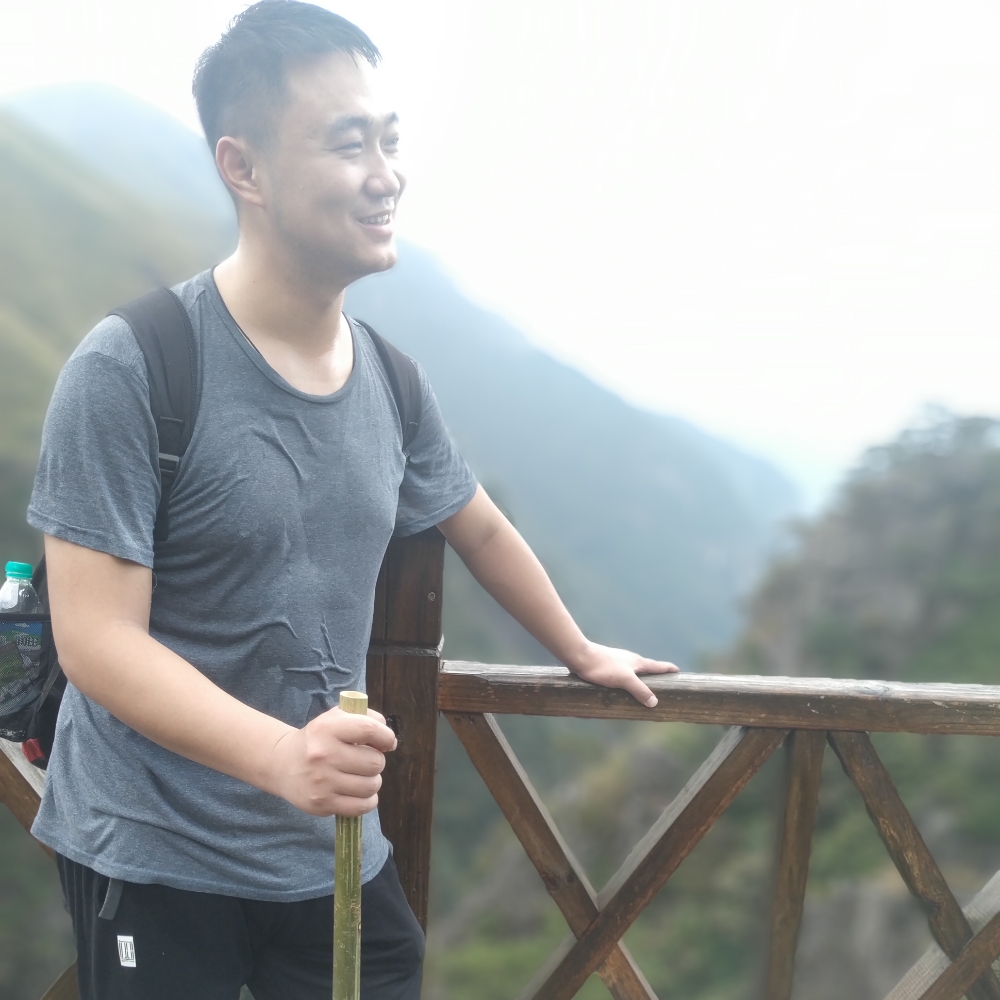 我在卧龙湖边的照片