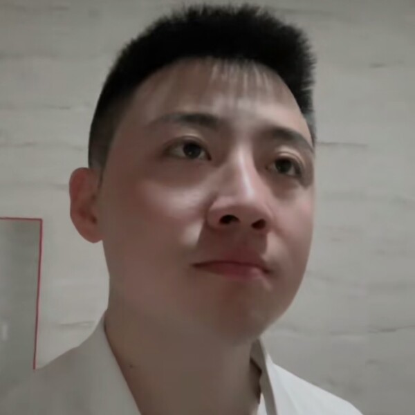 舒服拿背包的照片