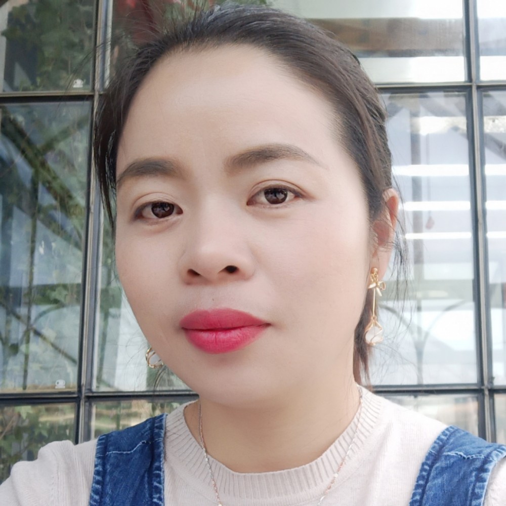 恬静拿篮球的照片