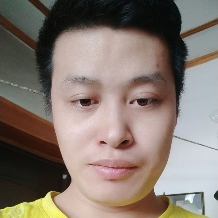 微笑的牵强的照片