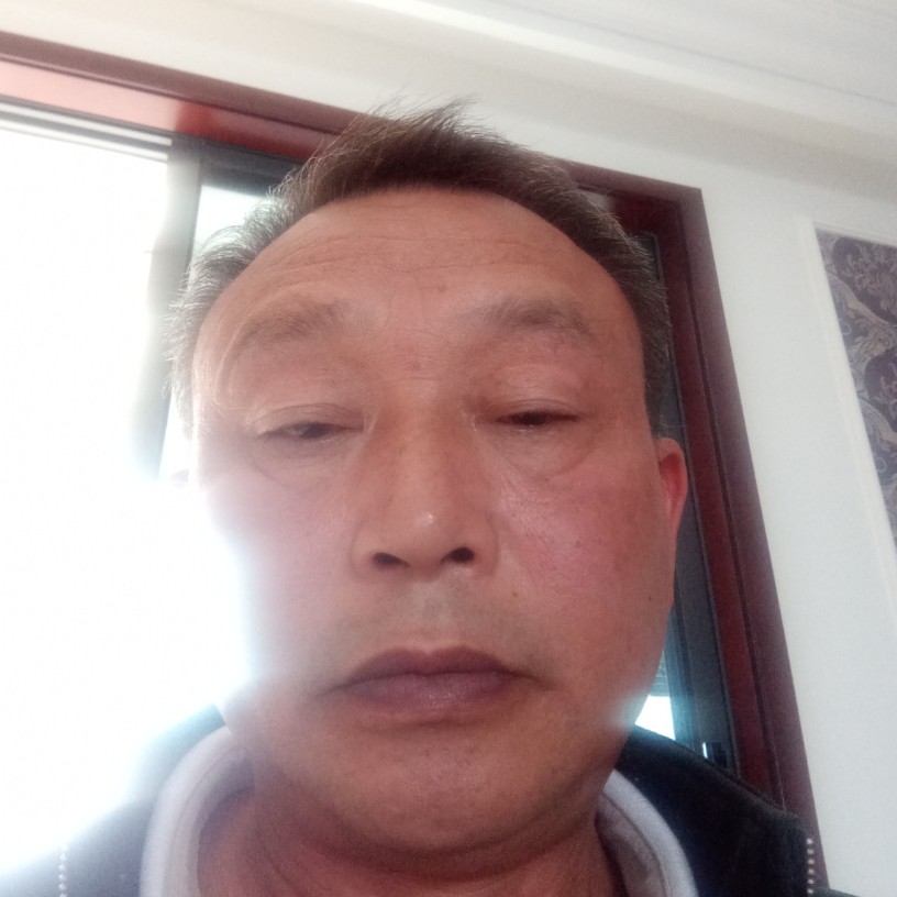 俏皮微笑思谈的照片