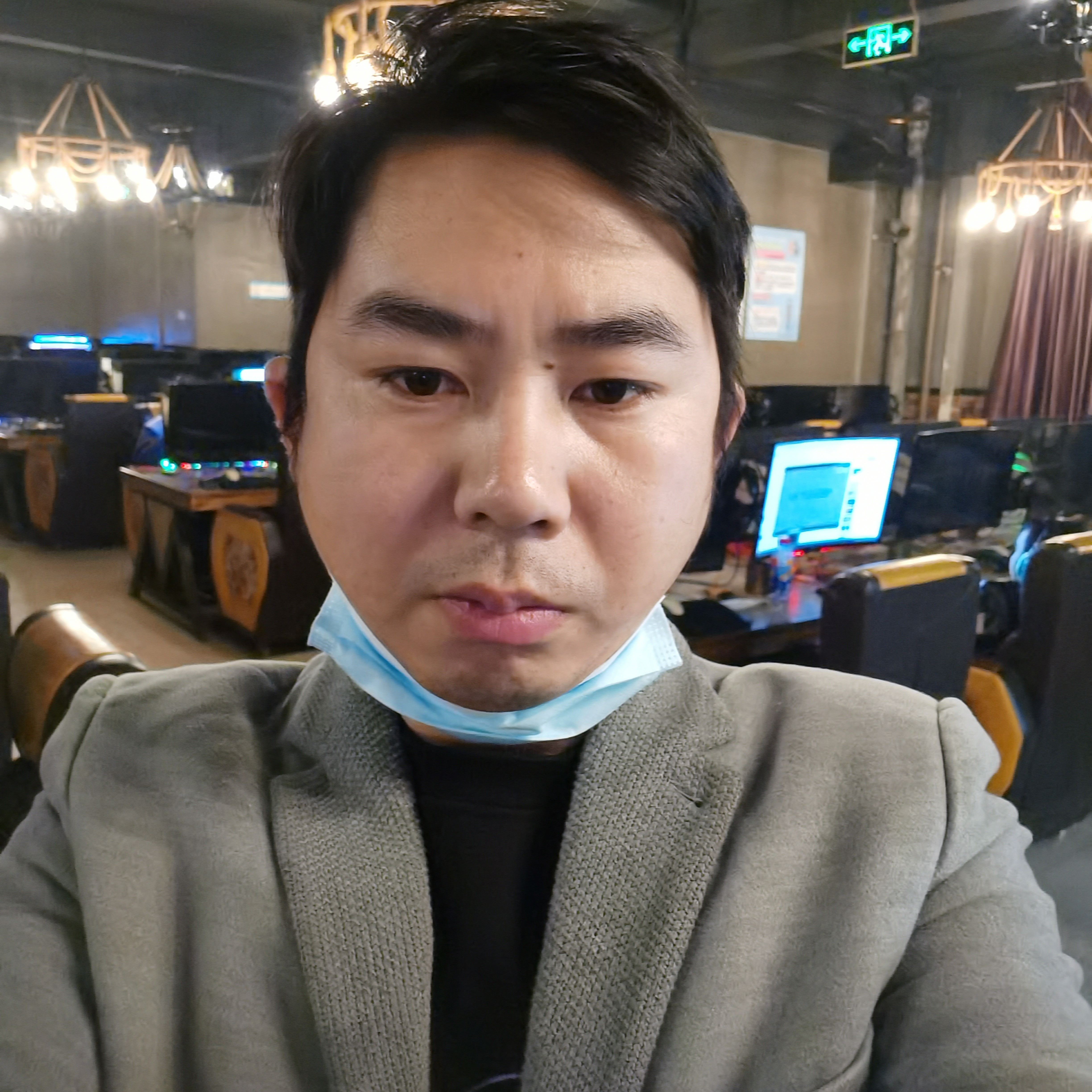 帅气笑柜子的照片
