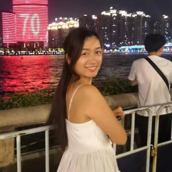 等待倾心火车的照片