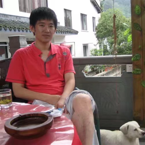 羞涩闻乌龟的照片