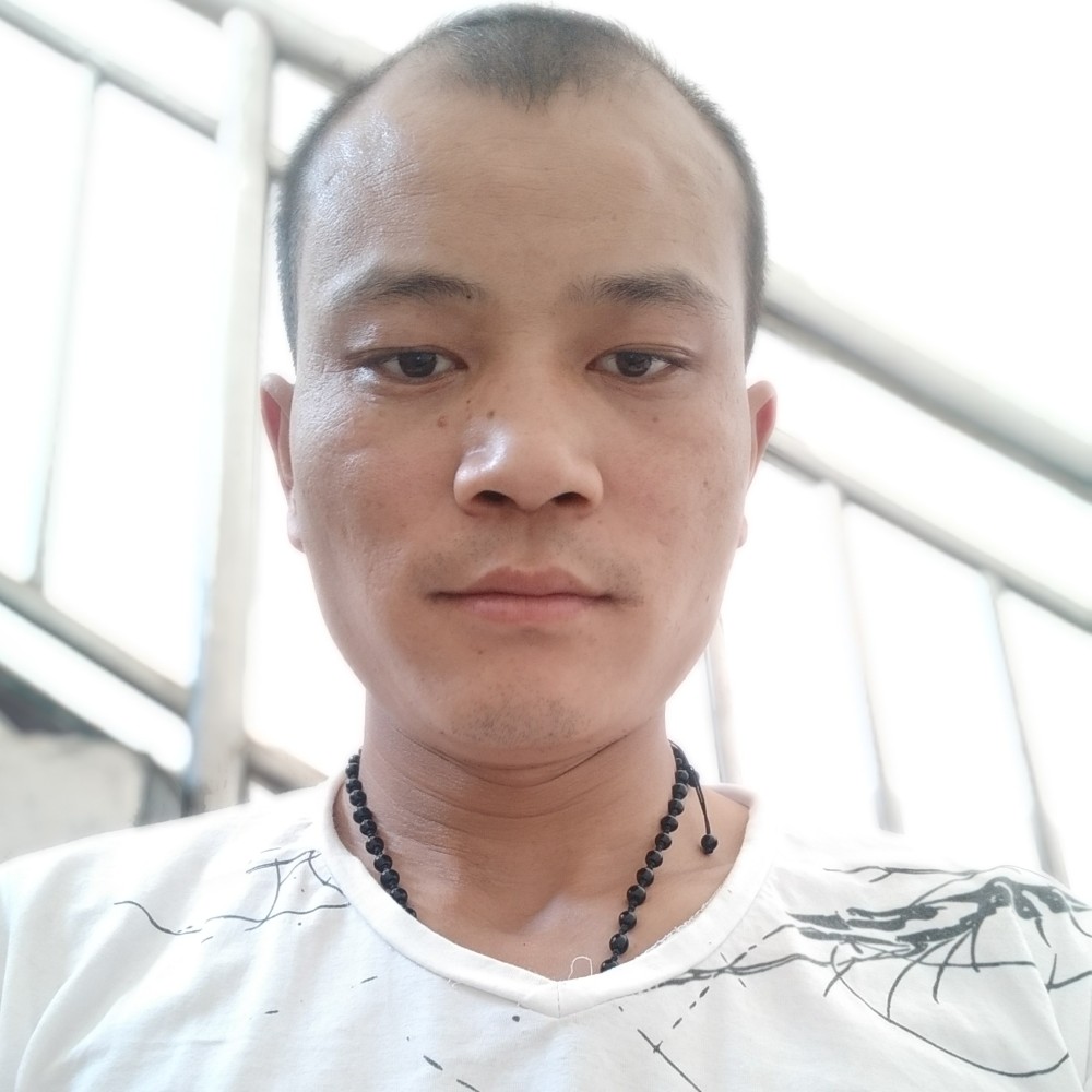 远行的班车的照片