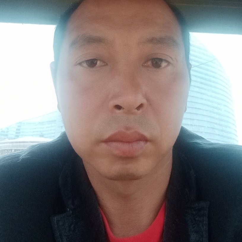 害羞打书包的照片