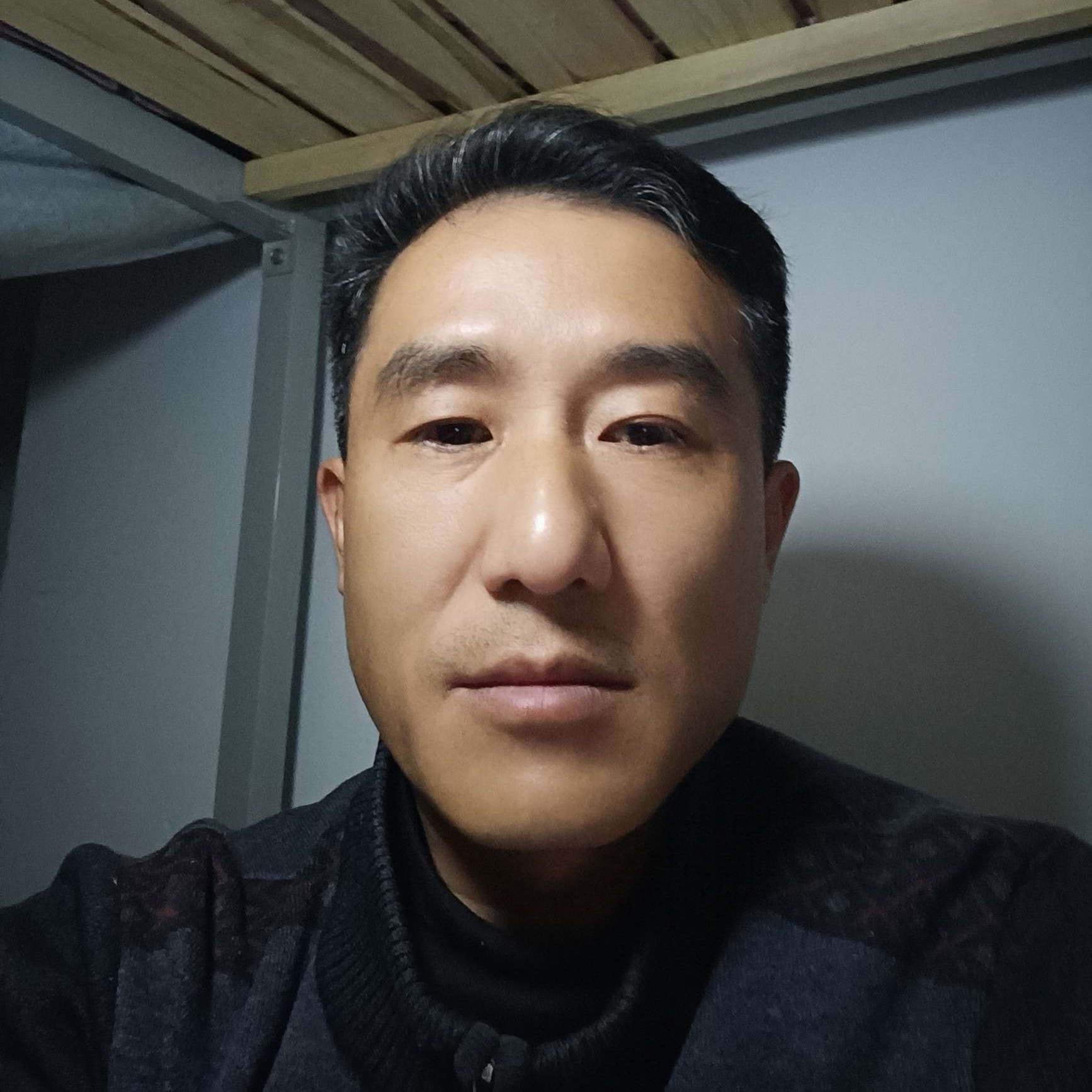 不解的回眸绿草的照片