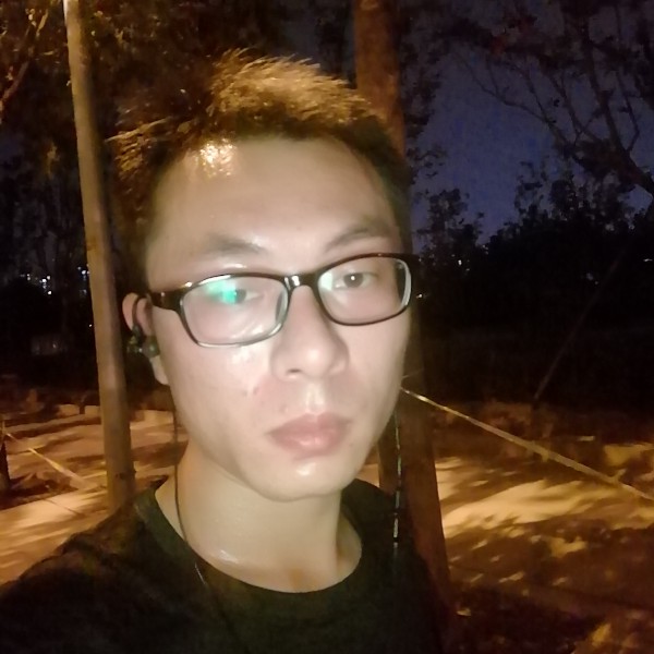 面包挽手踏实的照片