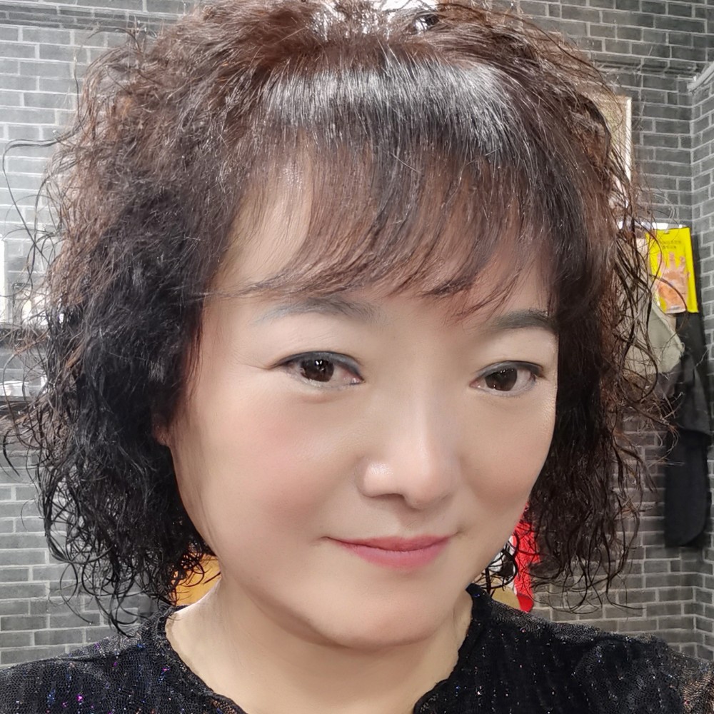 白云凝眸微笑的照片