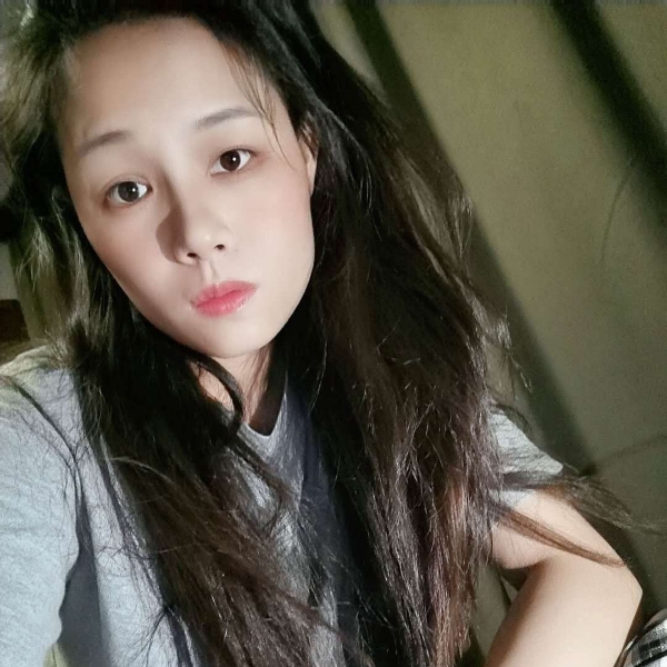 风中拿雪碧的照片
