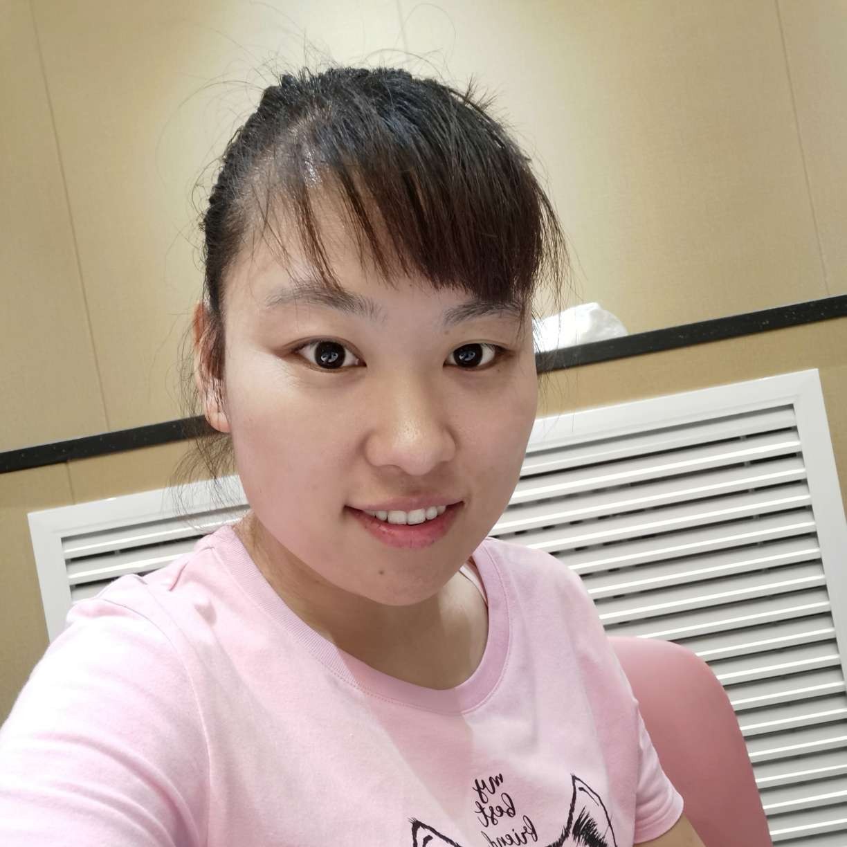机灵漫步溪流的照片