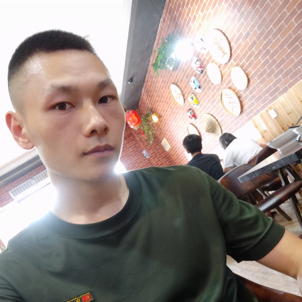 听话等待溪流的照片