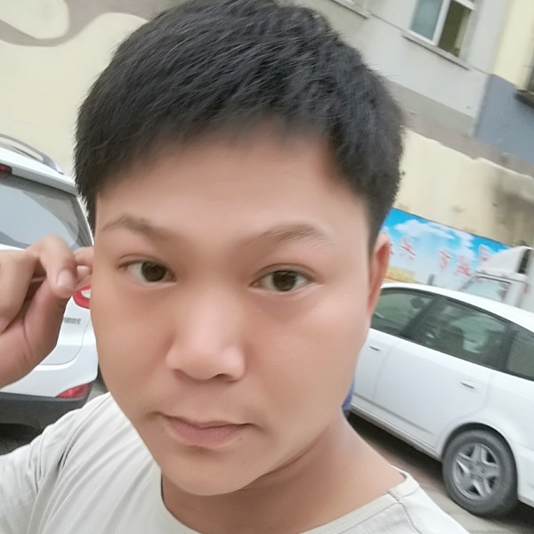 冷眸深拥欣喜的照片