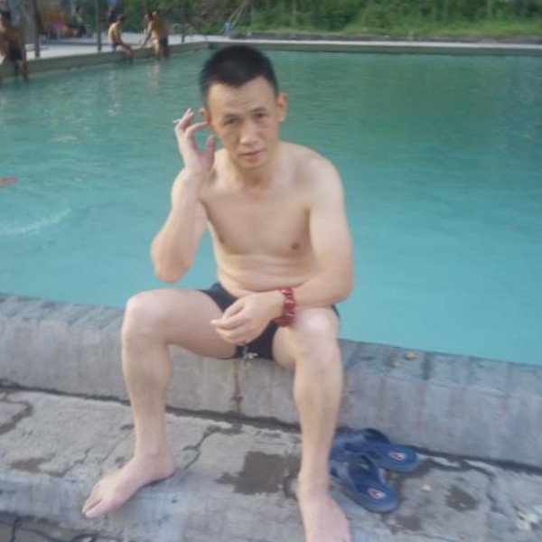 牵着狼去放羊的照片