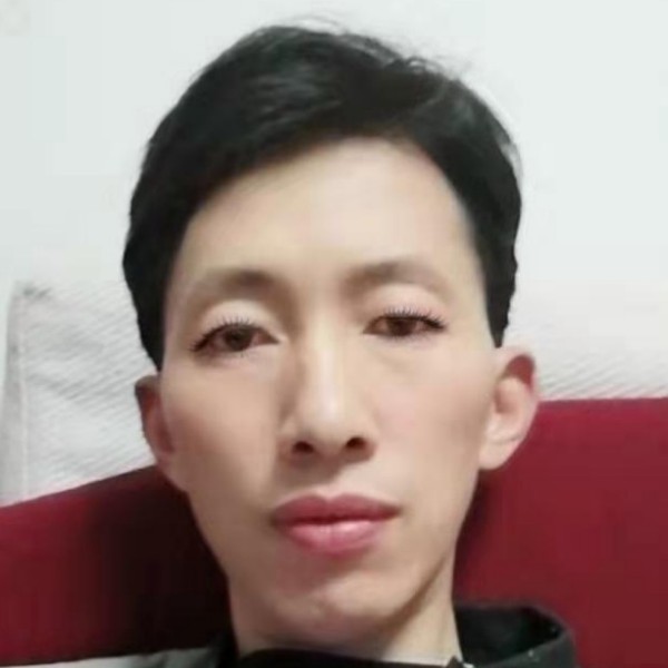 伶俐闻黑米的照片