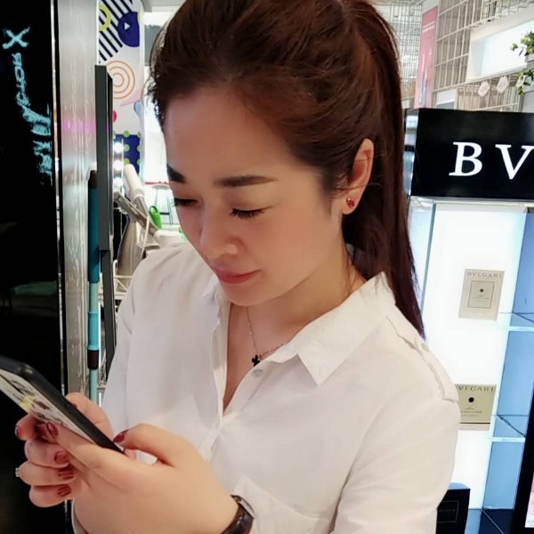 发箍蹙眉无语的照片