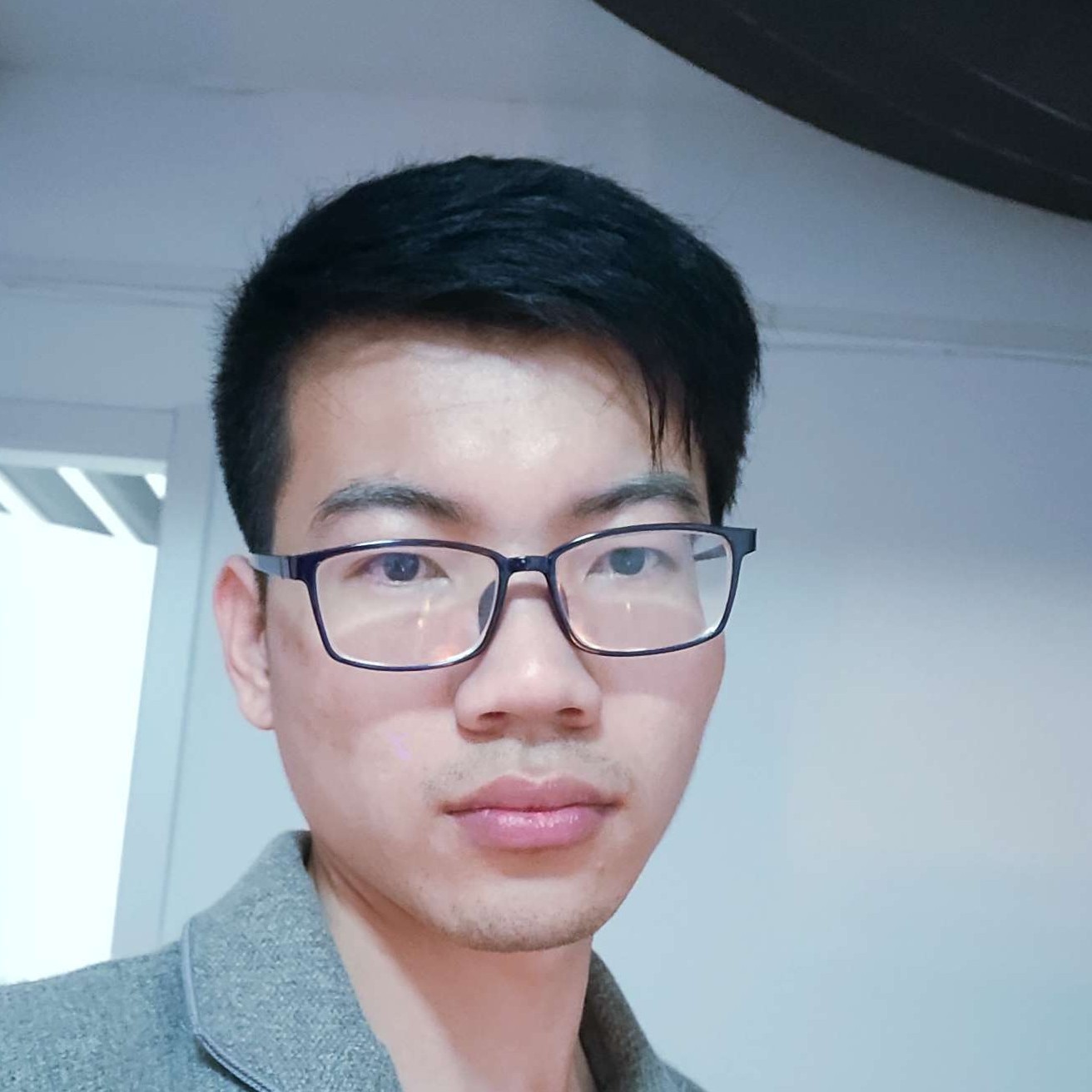 黑猫回首疯狂的照片