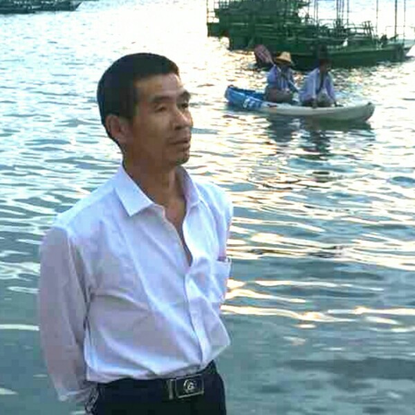 老迟到闻薯片的照片