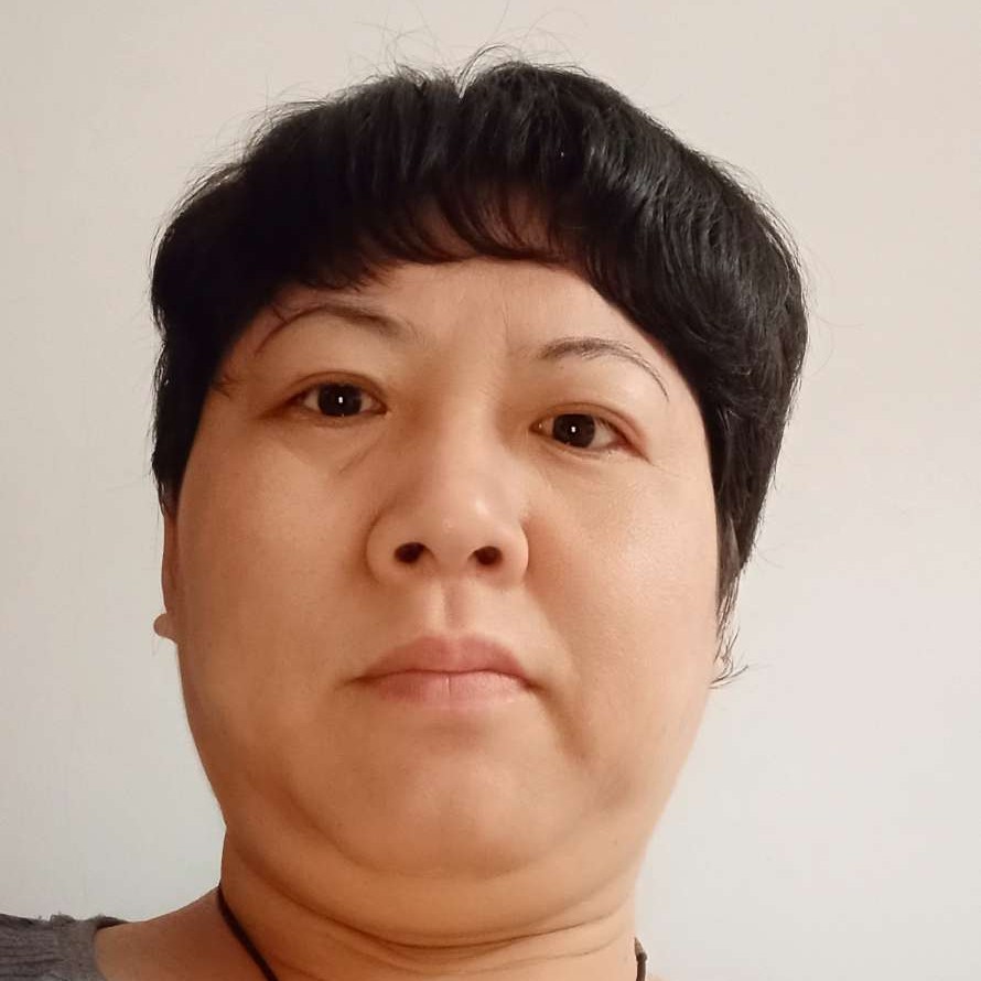 跳跃等待小蝴蝶的照片