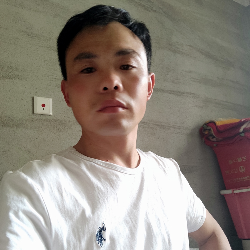 蓝天深拥天真的照片