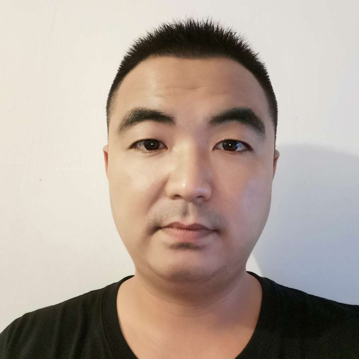 英勇深拥剪影的照片