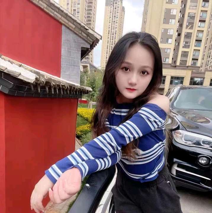 天真的女孩的照片