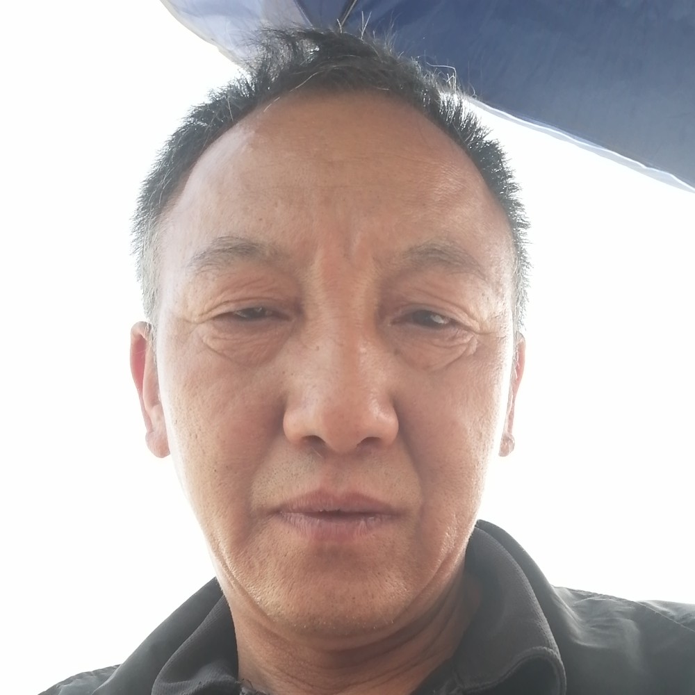 过客蹙眉等待的照片