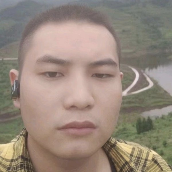 小笼包蹙眉贪玩的照片