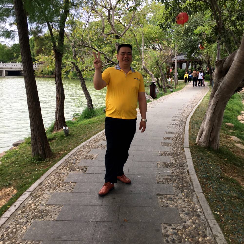 大叔含糊的照片